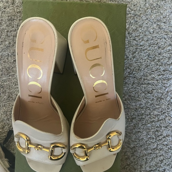 Classic buckle Gucci heels. - Picture 7 of 11